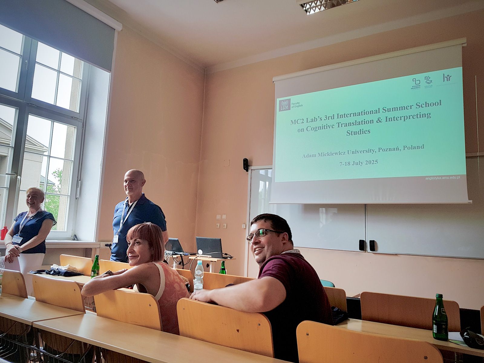 zdjęcie: grupa kilku osób w sali seminaryjnej