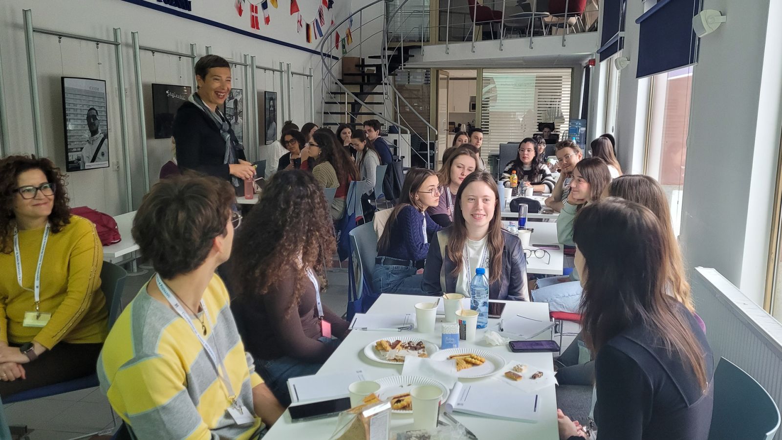 zdjęcie: grupa kilkanaściorga osób w sali seminaryjnej