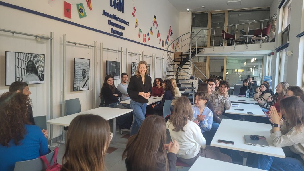 photograph: group of more than ten people in a seminar room