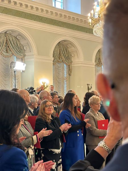 zdjęcie: grupa osób w sali w Pałacu Prezydenckim w Warszawie, z których jedna patrzy w kadr
