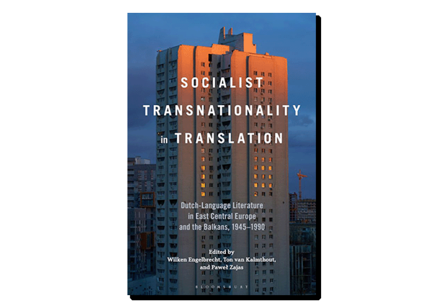 okładka książki opisanej w artykule: tytuł, nazwiska redaktorów, nazwa wydawcy, wszystko na tle fotografii przedstawiającej brutalistyczny wysokościowiec mieszkalny oświetlony zachodzącym słońcem