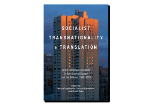 okładka książki opisanej w artykule: tytuł, nazwiska redaktorów, nazwa wydawcy, wszystko na tle fotografii przedstawiającej brutalistyczny wysokościowiec mieszkalny oświetlony zachodzącym słońcem