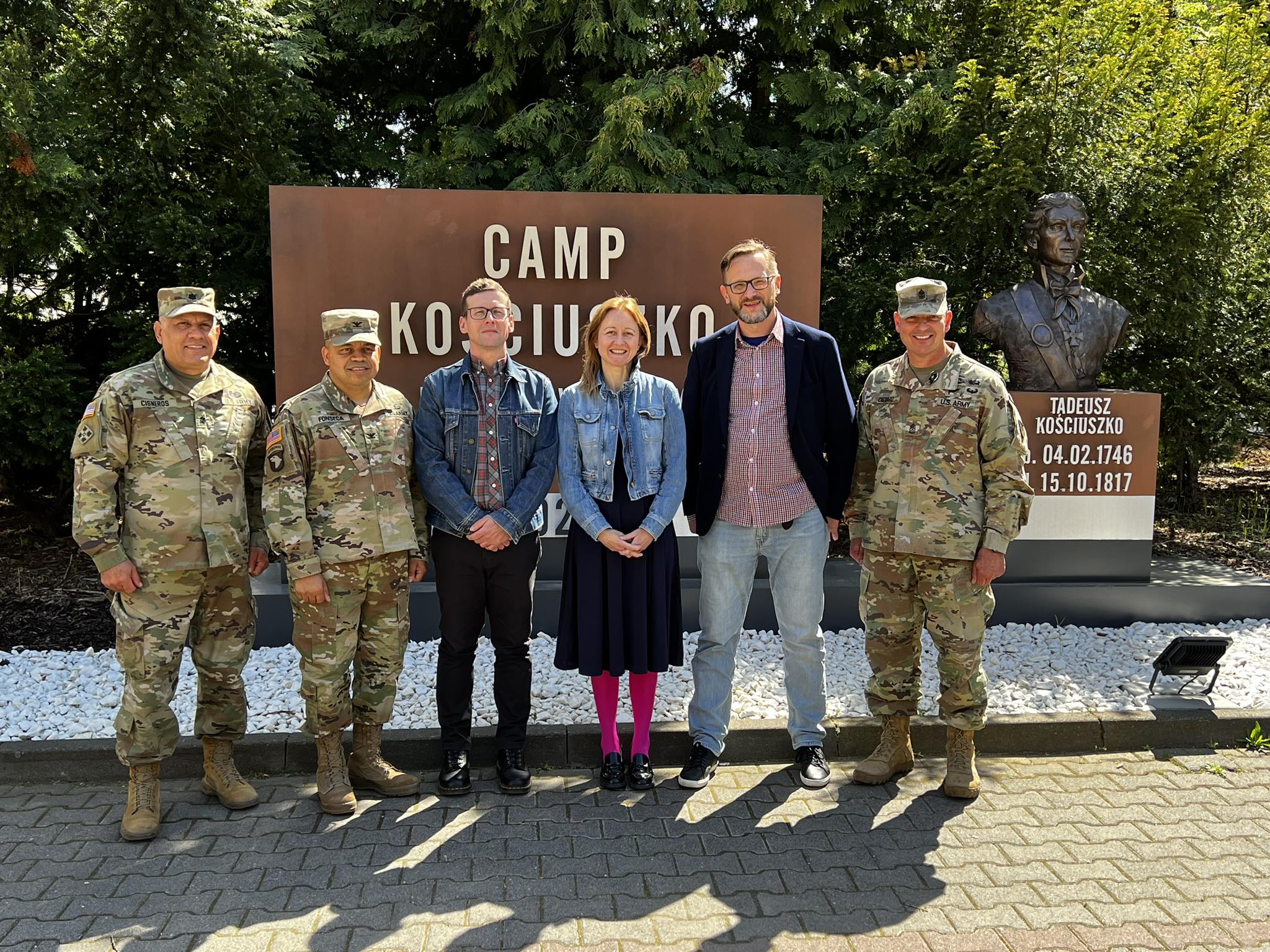 Dziekana Joanna Pawelczyk, prodziekan Radosław Dylewski i dr Tomasz Skirecki w otoczeniu oficerów US Army w Camp Kosciuszko