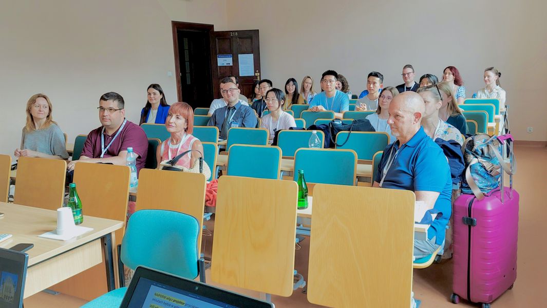 zdjęcie: grupa kilkudziesięciu osób w sali seminaryjnej