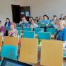 zdjęcie: grupa kilkudziesięciu osób w sali seminaryjnej