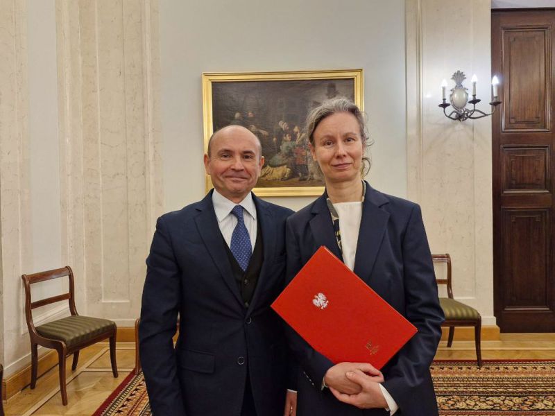 zdjęcie: dwie osoby pozują w sali w Pałacu Prezydenckim w Warszawie