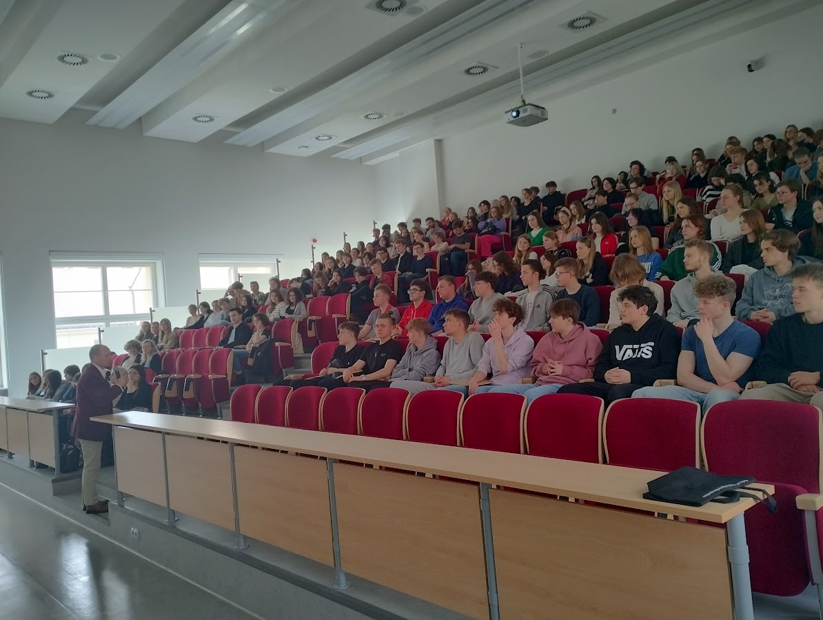 zdjęcie: publiczność siedząca w sali wykładowej