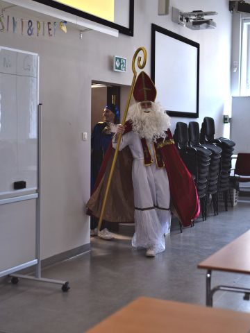 zdjęcie: osoba w przebraniu Sinterklaasa wchodzi do sali