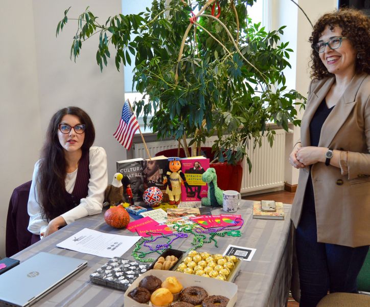 zdjęcie: dwie osoby przy stole z materiałami promocyjnymi