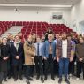 zdjęcie: grupa osób pozujących do zdjęcia w sali wykładowej