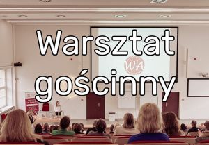 Zdjęcie: publiczność w sali wykładowej; napis: Warsztat gościnny
