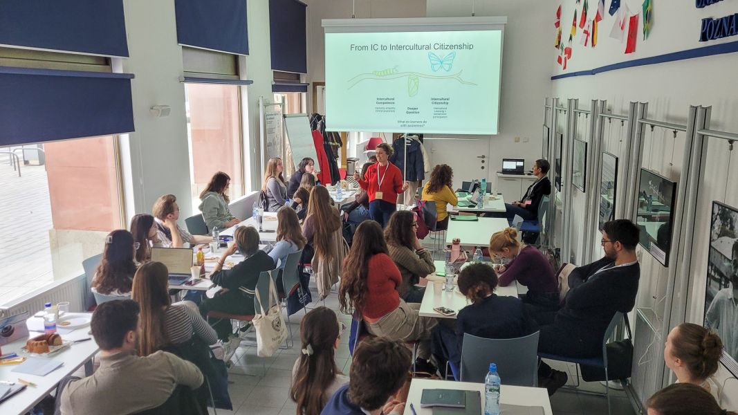 photograph: group of more than ten people in a seminar room