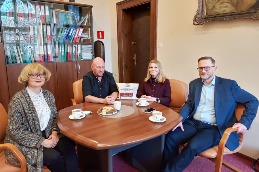 zdjęcie: cztery osoby przy stole w gabinecie dyrektorskim