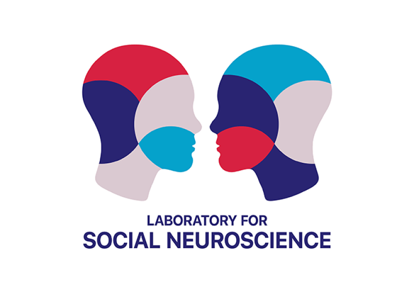 grafika: znak Laboratorium Neuronauki Społecznej; dwie głowy ludzkie pomalowane w abstrakcyjne barwy, zwrócone jedna ku drugiej i nazwa Laboratorium wyrażona w języku angielskim „Laboratory for Social Neuroscience”; kolory w obszarze ust każdej z sylwetek odpowiadają kolorom w obszarze głowy drugiej, co symbolizuje wzajemne przetwarzanie komunikowanych treści przez mózgi rozmówców