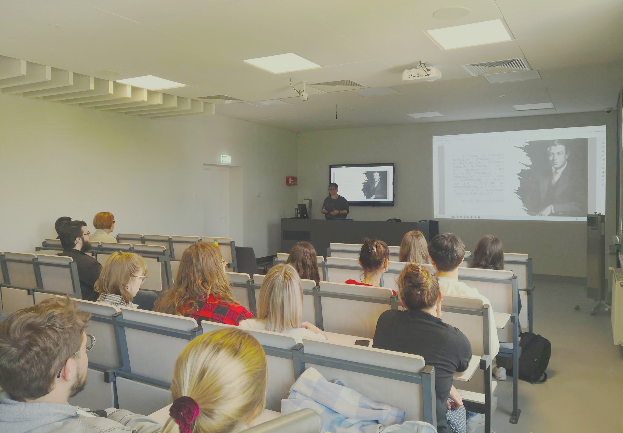Zdjęcie przedstawiające dr Halszkę Bąk oraz publiczność w sali wykładowej
