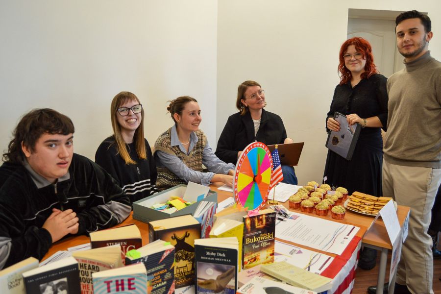 zdjęcie: grupa sześciu osób pozuje przy stole z materiałami promocyjnymi