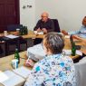 zdjęcie: pięcioro osób siedzi przy stole konferencyjnym