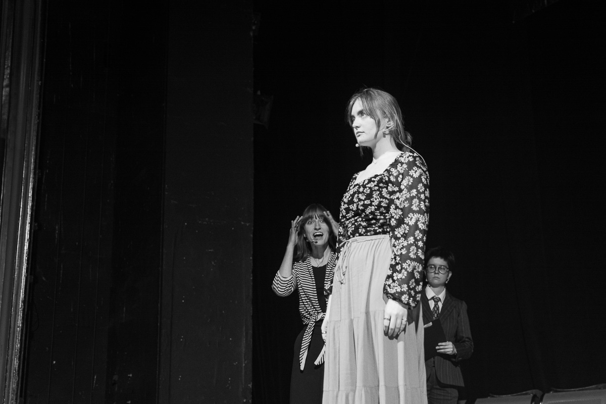 zdjęcie: trzy ososy na scenie teatru w trakcie próby spektaklu