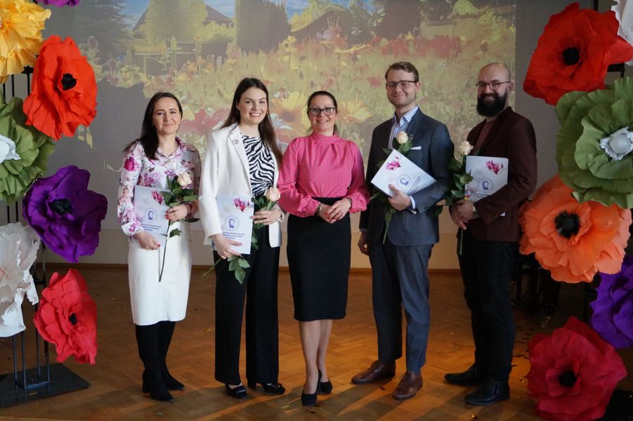 zdjęcie: pięc osób stanowiących jury konkursu stoi na scenie