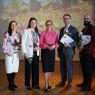 zdjęcie: pięc osób stanowiących jury konkursu stoi na scenie