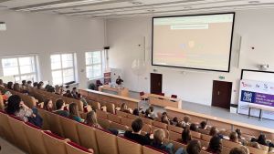 Aula, widok z góry na publiczność, prelegentkę i ekran