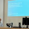 zdjęcie: Prof. Kirby siedzący na tle slajdu tytułowego swojego wystąpienia