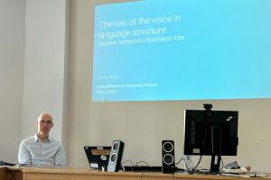 zdjęcie: Prof. Kirby siedzący na tle slajdu tytułowego swojego wystąpienia
