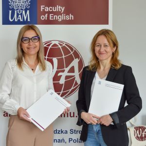 zdjęcie: Dyrektorka Ośrodka Doskonalenia Nauczycieli w Poznaniu Ksenia Herbst-Buchwald oraz Dziekana Wydziału Anglistyki prof. UAM dr hab. Joanna Pawelczyk