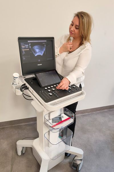 zdjęcie: osoba stoi przy ultrasonografie w laboratorium