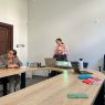 zdjęcie: grupa pięciorga osób siedzących przy stole konferencyjnym