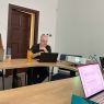 zdjęcie: grupa trzech osób siedzących przy stole konferencyjnym