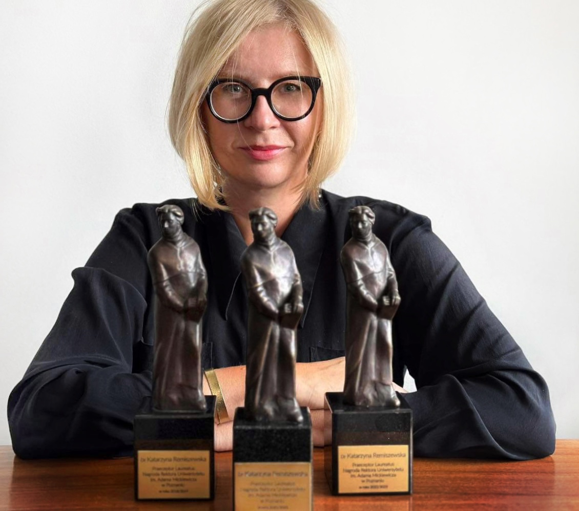 dr Katarzyna Remiszewska i trzy statuetki
