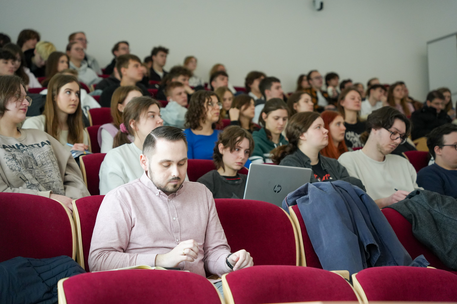 zdjęcie: zgromadzona w sali wykładowej publiczność