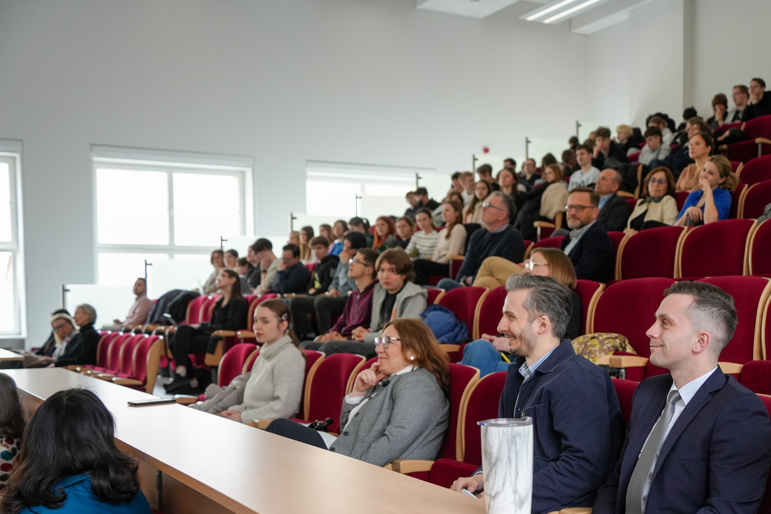 zdjęcie: zgromadzona w sali wykładowej publiczność