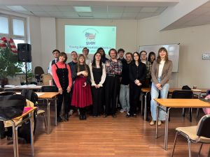 zdjęcie: kilkanaście osób w sali seminaryjnej