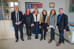 zdjęcie: grupa sześciorga osób pozuje do zdjęcia